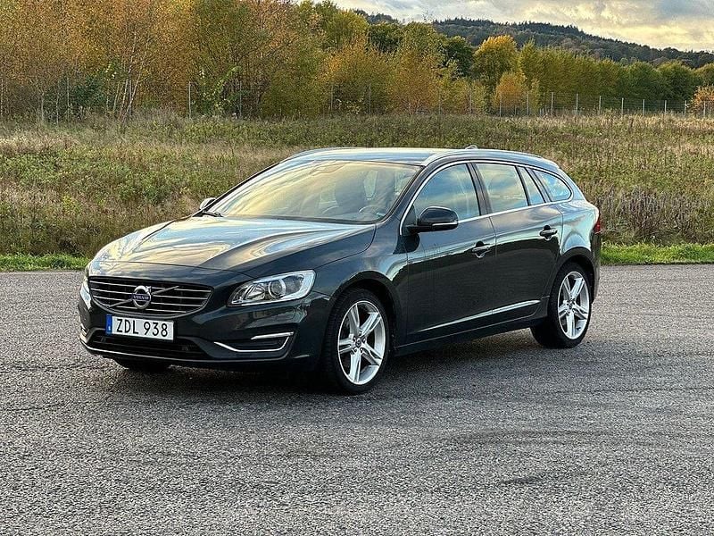 Mörkgrå Begagnad 2017 Volvo V60 Standard Kombi | 209 900 kr (Bra pris) - Bild 1/4