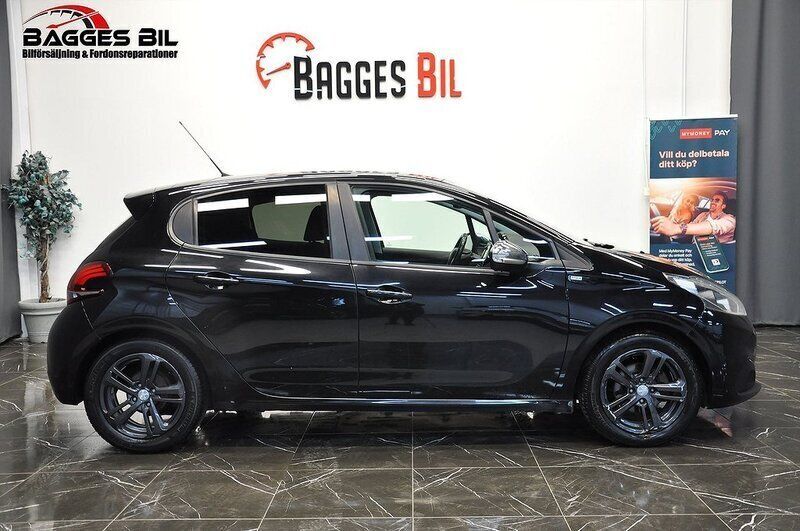 Svart Begagnad 2016 Peugeot 208 Halvkombi | 55 900 kr (Marknadspris) - Bild 1/4