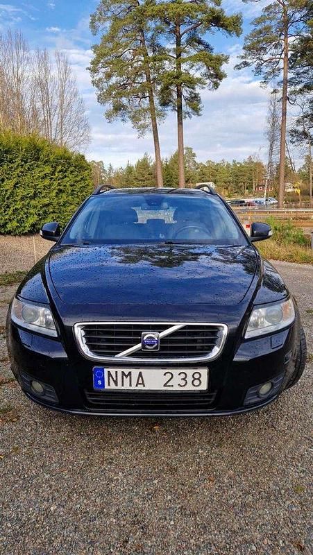 Svart Begagnad 2010 Volvo V50 Momentum Kombi | 35 000 kr (Marknadspris) - Bild 1/4