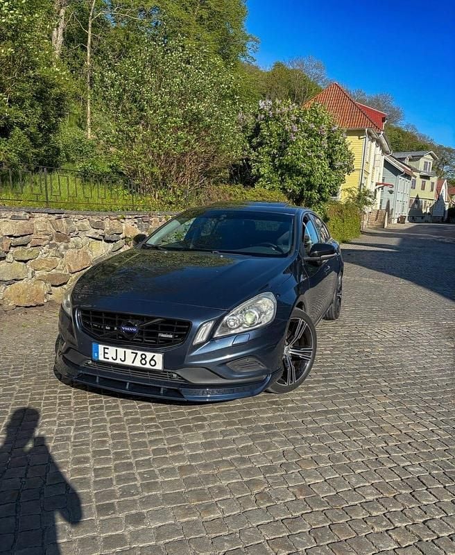Begagnad 2013 Volvo S60 Sedan | 100 000 kr (Marknadspris) - Bild 1/4