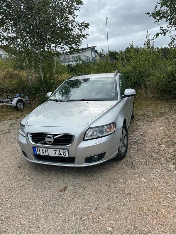 Grå Begagnad 2011 Volvo V50 Momentum Kombi | 53 000 kr (Marknadspris) - Bild 1/4