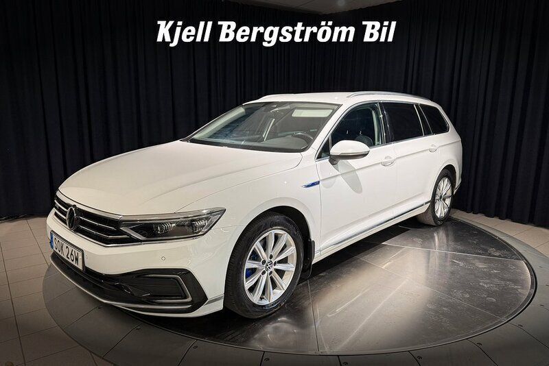 Vit Begagnad 2021 VW Passat GTE Kombi | 295 000 kr (Lite dyr) - Bild 1/4