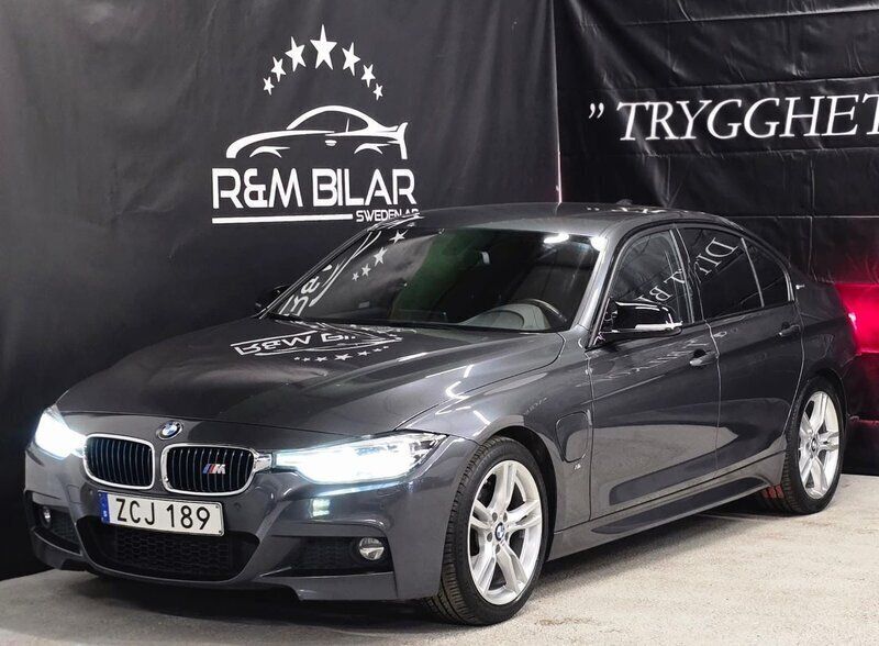 Grå Begagnad 2017 BMW 330e M Sport Sedan | 199 800 kr (Marknadspris) - Bild 1/4