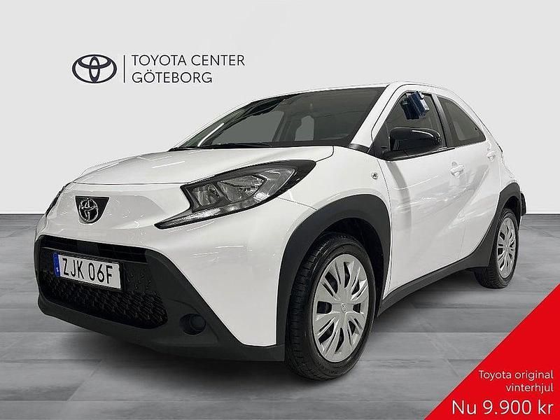 Vit Begagnad 2023 Toyota Aygo X Play SUV | 164 900 kr (Marknadspris) - Bild 1/2