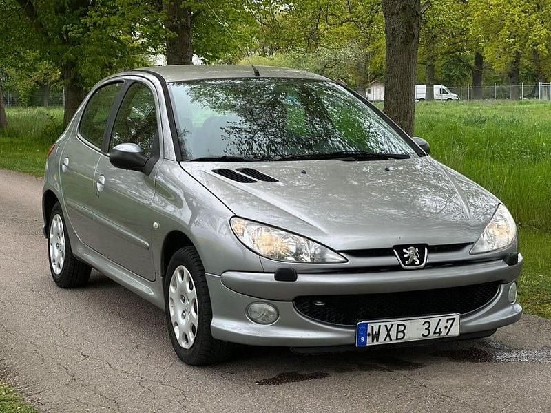 Grå Begagnad 2005 Peugeot 206 Halvkombi | 22 500 kr (Marknadspris) - Bild 1/4