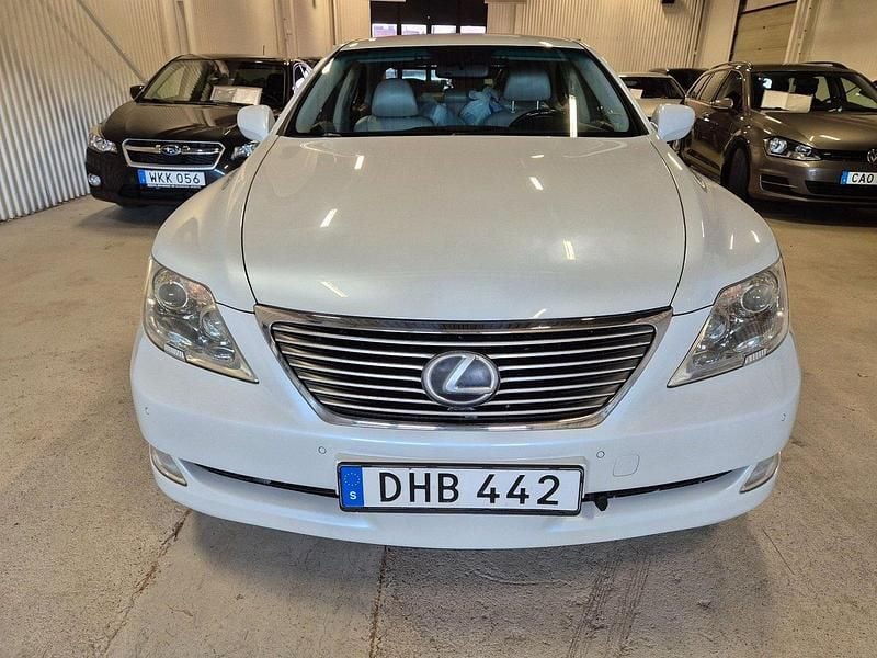 Silver Begagnad 2007 Lexus LS460 Sedan | 179 500 kr - Bild 1/4