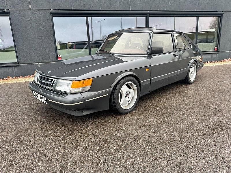 Mörkgrå Begagnad 1989 Saab 900 Halvkombi | 190 000 kr - Bild 1/4