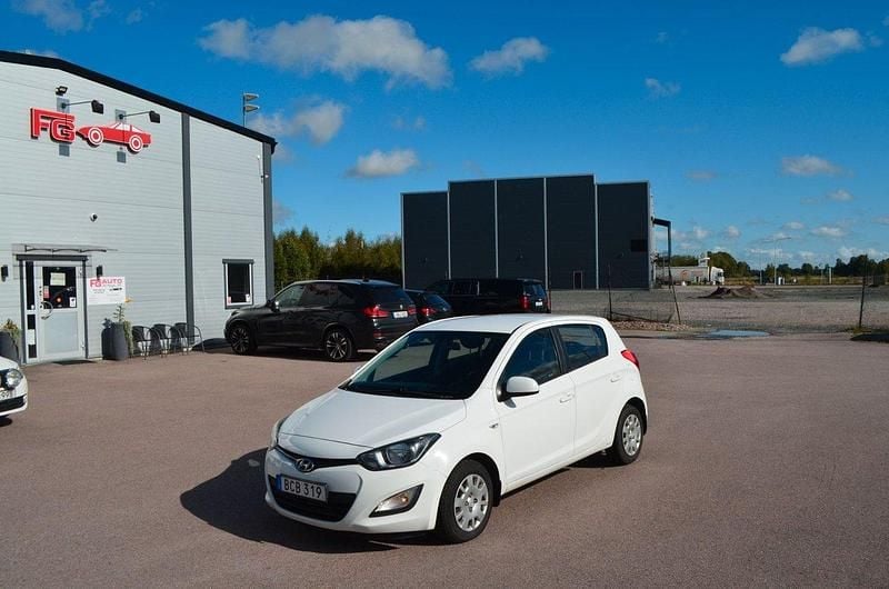 Vit Begagnad 2014 Hyundai i20 Select Halvkombi | 54 900 kr (Marknadspris) - Bild 1/4