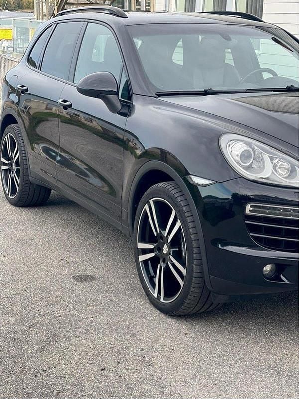Svart Begagnad 2014 Porsche Cayenne Sport SUV | 249 000 kr (Marknadspris) - Bild 1/4