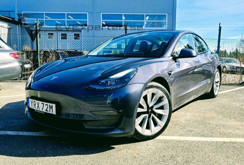 Grå Begagnad 2022 Tesla Model 3 Long Range Sedan | 299 000 kr (Marknadspris) - Bild 1/4