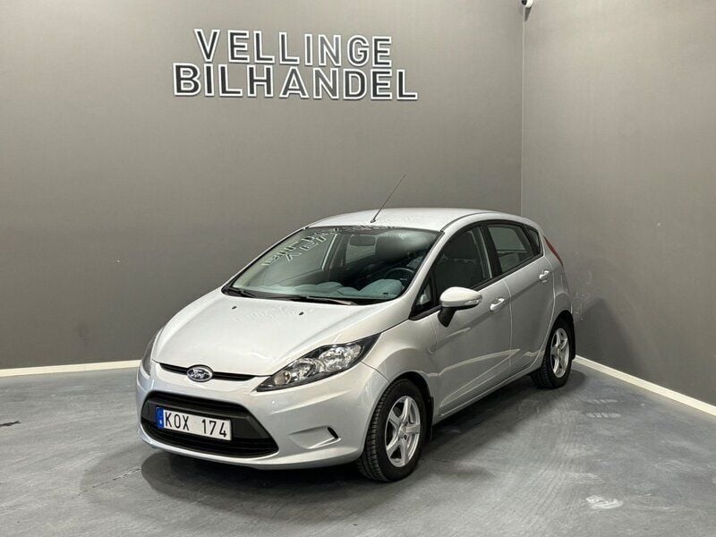 Grå Begagnad 2009 Ford Fiesta Trend Halvkombi | 54 900 kr (Marknadspris) - Bild 1/4