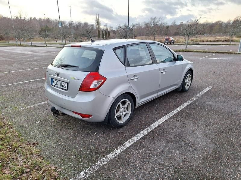 Begagnad Kia Ceed 115 HK (84 kW) 2010 Halvkombi