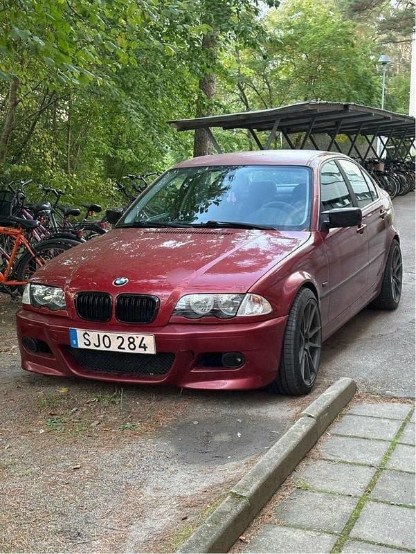 Röd Begagnad 2001 BMW 320 Performance Sedan | 39 000 kr (Marknadspris) - Bild 1/4