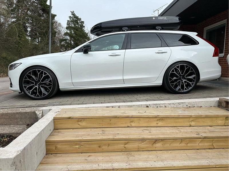 Vit Begagnad 2020 Volvo V90 R-Design Kombi | 358 000 kr (Marknadspris) - Bild 1/4