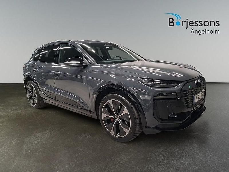 Grå Begagnad 2024 Audi Q6 e-tron S-Line SUV | 899 000 kr (Lite dyr) - Bild 1/4