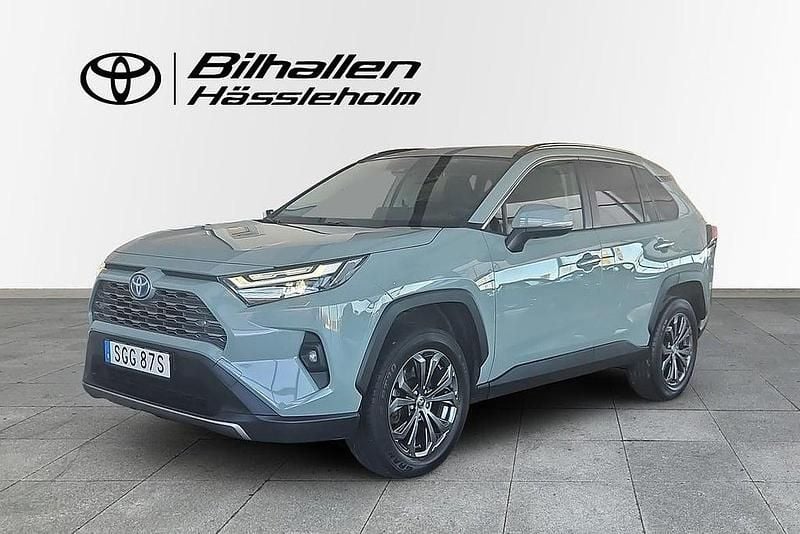 Grön Begagnad 2022 Toyota RAV4 Hybrid Executive SUV | 359 900 kr (Marknadspris) - Bild 1/4