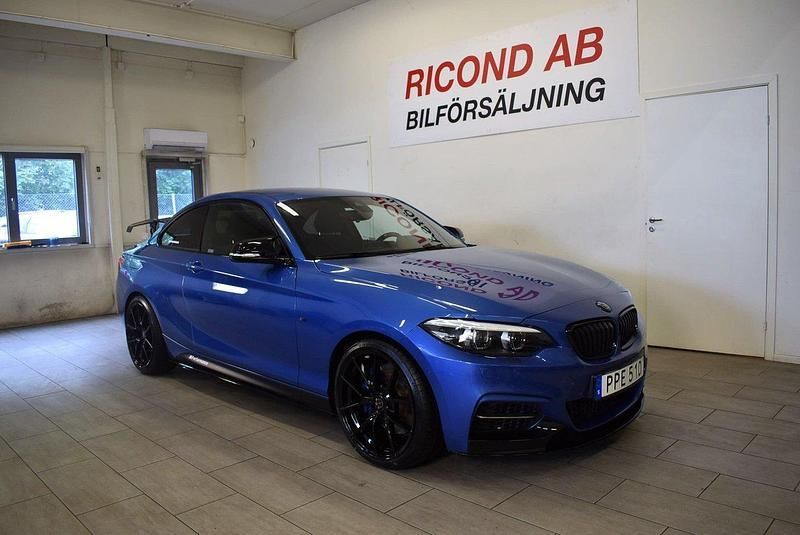 Blå Begagnad 2018 BMW M240 Shadowline Sportkupé | 415 000 kr (Marknadspris) - Bild 1/4