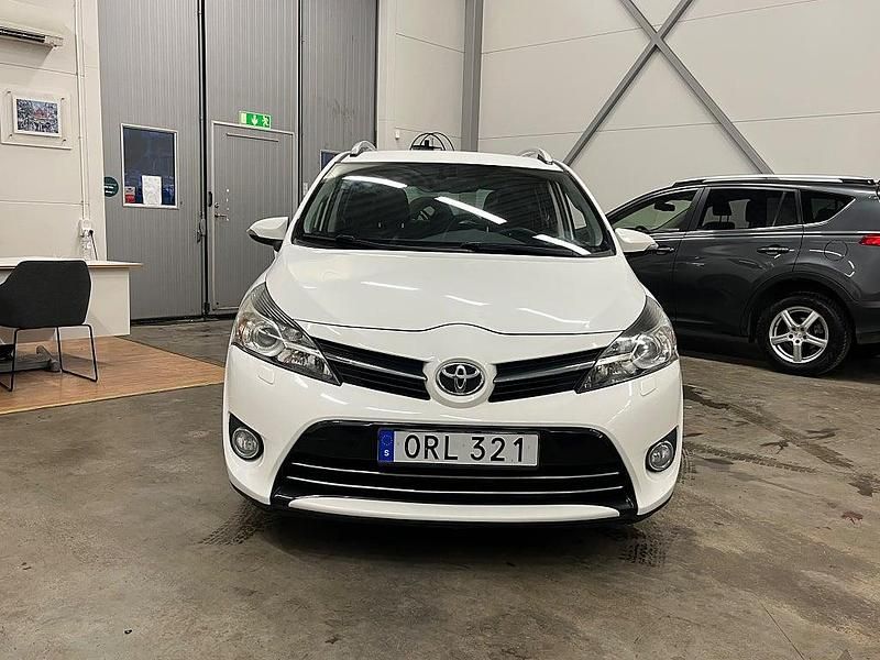 Begagnad Toyota Verso Edition 147 HK (108 kW) 2014 Vit Minibuss