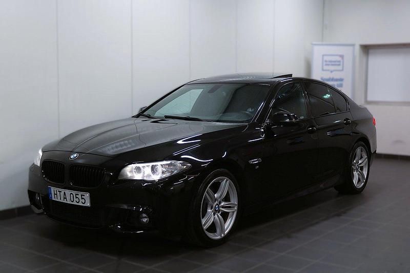 Svart Begagnad 2015 BMW 520 Comfort Edition Sedan | 239 900 kr - Bild 1/4