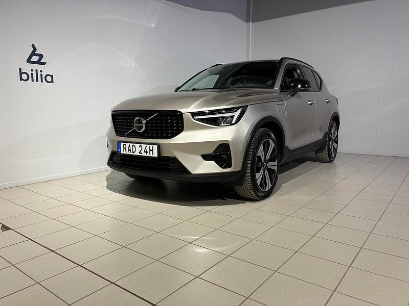 Grå Begagnad 2023 Volvo XC40 SUV | 399 900 kr (Dyr) - Bild 1/3