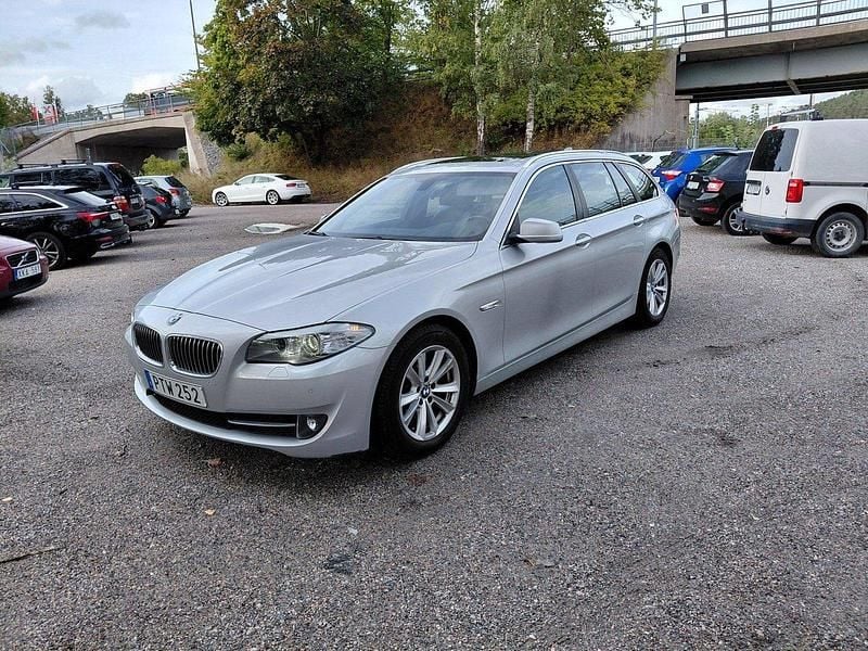 Grå Begagnad 2013 BMW 520 Kombi | 99 000 kr (Bra pris) - Bild 1/4