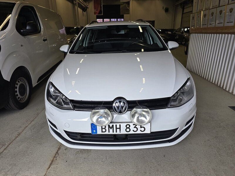 Vit Begagnad 2014 VW Golf VII Kombi | 99 900 kr (Marknadspris) - Bild 1/4