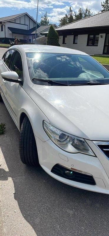 Vit Begagnad 2010 VW CC Highline Sedan | 65 000 kr (Marknadspris) - Bild 1/4