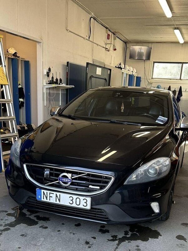 Svart Begagnad 2013 Volvo V40 R-Design Kombi | 120 000 kr (Bra pris) - Bild 1/4