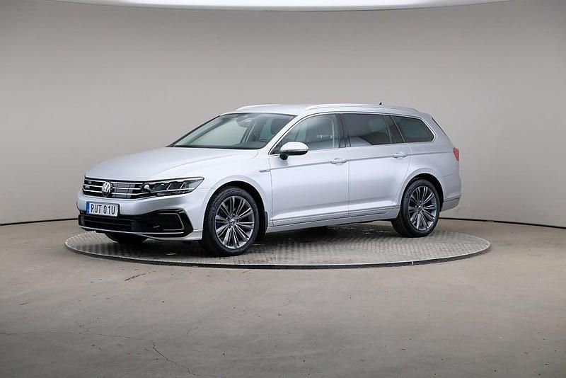 Silver Begagnad 2020 VW Passat GTE Kombi | 289 000 kr (Marknadspris) - Bild 1/4