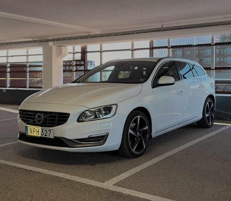 Vit Begagnad 2015 Volvo V60 Kombi | 100 000 kr (Bra pris) - Bild 1/4