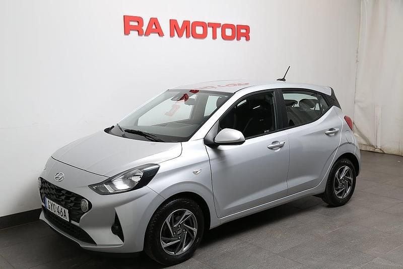 Grå Begagnad 2023 Hyundai i10 Essential Halvkombi | 144 800 kr (Marknadspris) - Bild 1/3