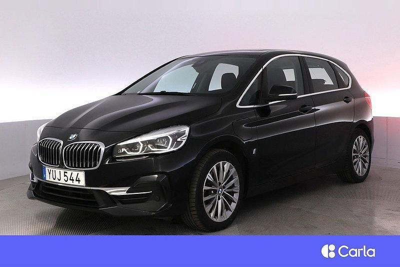 Svart Begagnad 2018 BMW 225 Active Tourer Luxury Line Minibuss | 199 900 kr (Marknadspris) - Bild 1/4
