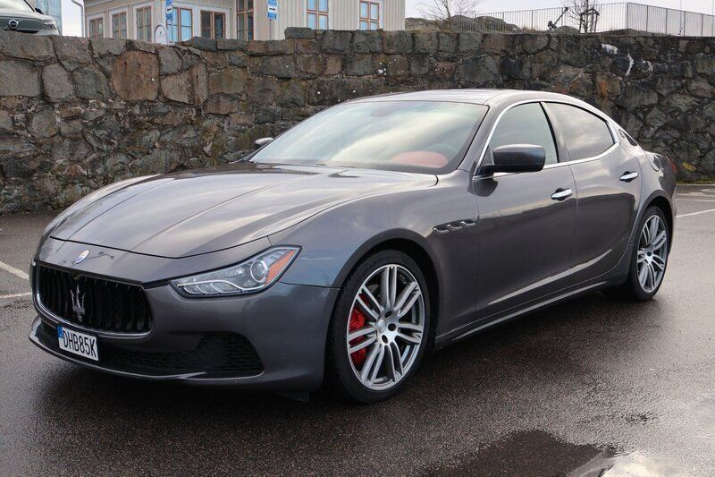 Mörkgrå Begagnad 2015 Maserati Ghibli Sportkupé | 249 500 kr - Bild 1/4