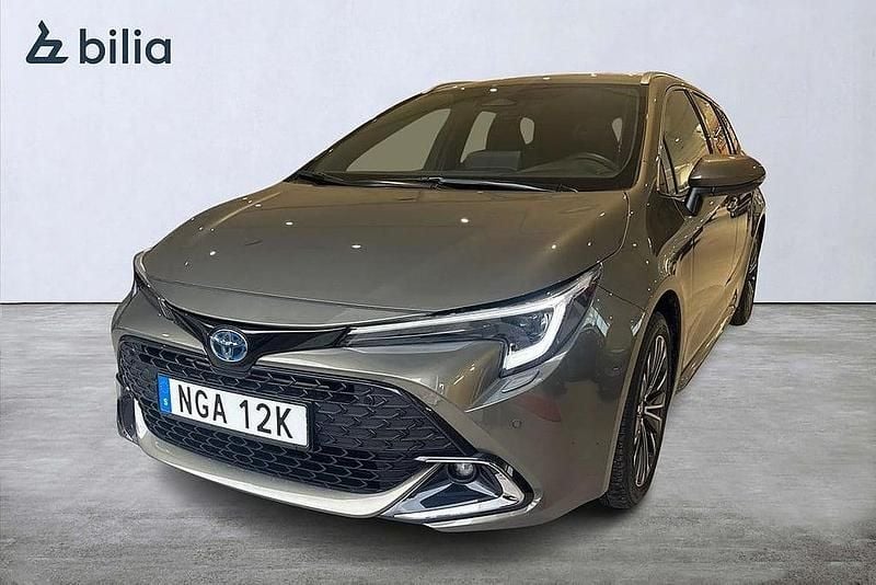 Grön Begagnad 2024 Toyota Corolla Style Kombi | 344 800 kr (Dyr) - Bild 1/3