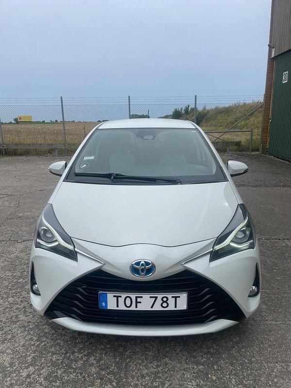 Vit Begagnad 2018 Toyota Yaris Hybrid Halvkombi | 119 000 kr (Marknadspris) - Bild 1/4