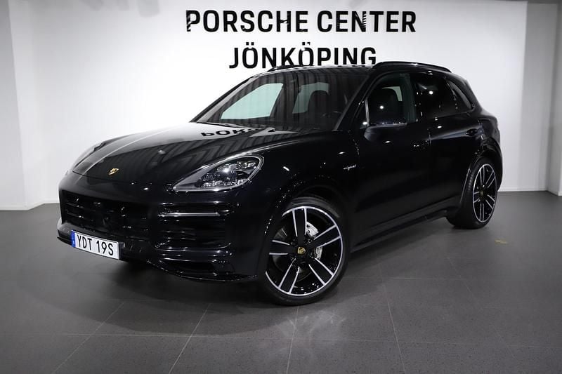 Svart (black) Begagnad 2021 Porsche Cayenne SUV | 639 000 kr (Bra pris) - Bild 1/4