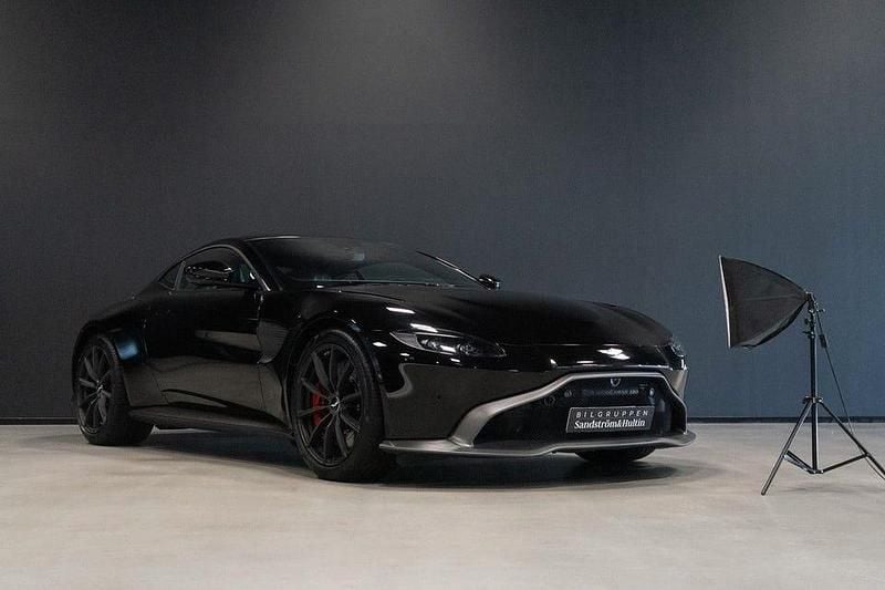 Svart Begagnad 2021 Aston Martin V8 Vantage Sportkupé | 1 369 000 kr - Bild 1/4