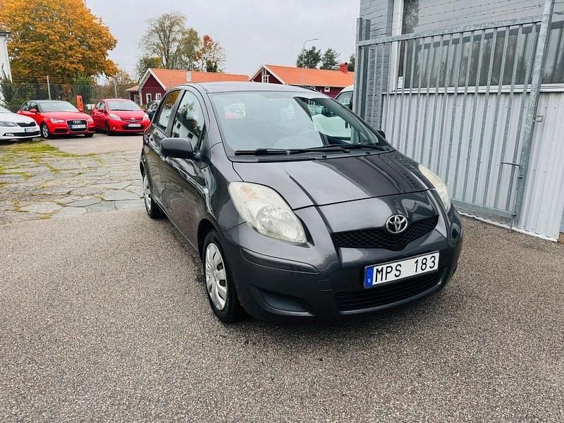 Mörkgrå Begagnad 2010 Toyota Yaris Halvkombi | 59 900 kr (Marknadspris) - Bild 1/4
