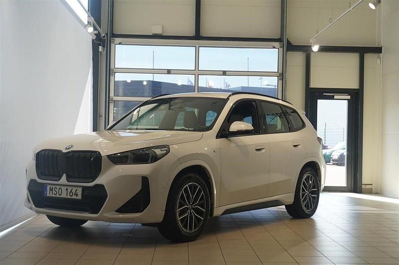 Vit Begagnad 2023 BMW iX1 M Sport SUV | 489 800 kr (Bra pris) - Bild 1/4