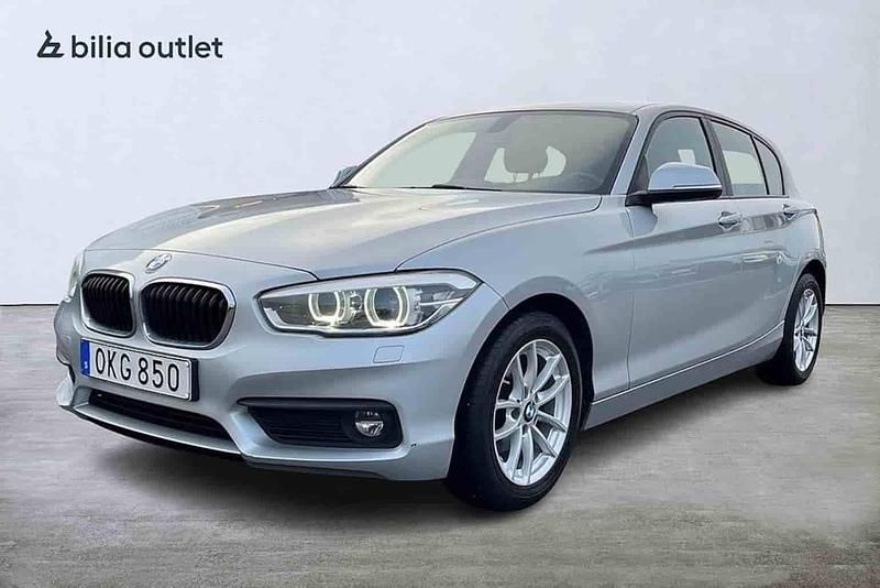Silver Begagnad 2017 BMW 118 Halvkombi | 134 900 kr (Superpris) - Bild 1/1