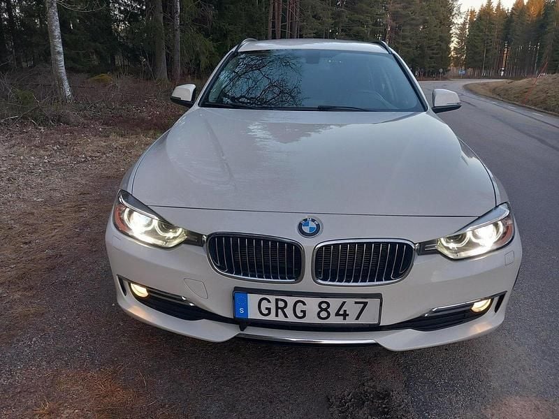Vit Begagnad 2015 BMW 318 Luxury Line Kombi | 125 000 kr (Marknadspris) - Bild 1/4