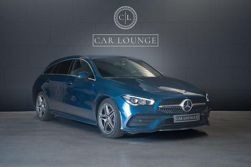 Blå (denimblå metallic) Begagnad 2023 Mercedes CLA200 Shooting Brake AMG Kombi | 339 000 kr (Marknadspris) - Bild 1/4
