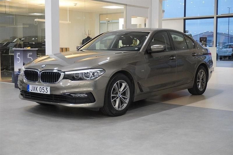 Brun Begagnad 2017 BMW 520 Sport Line Sedan | 259 900 kr (Superpris) - Bild 1/4