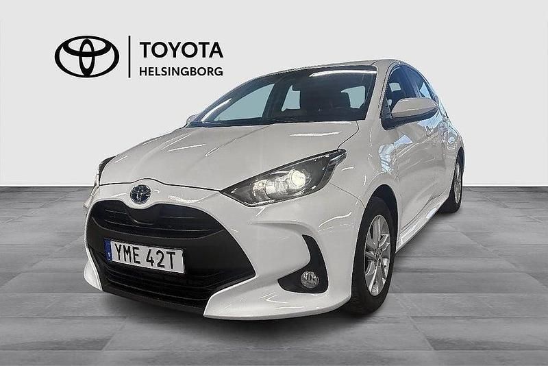 Vit Begagnad 2022 Toyota Yaris Hybrid Active Halvkombi | 219 500 kr (Marknadspris) - Bild 1/4