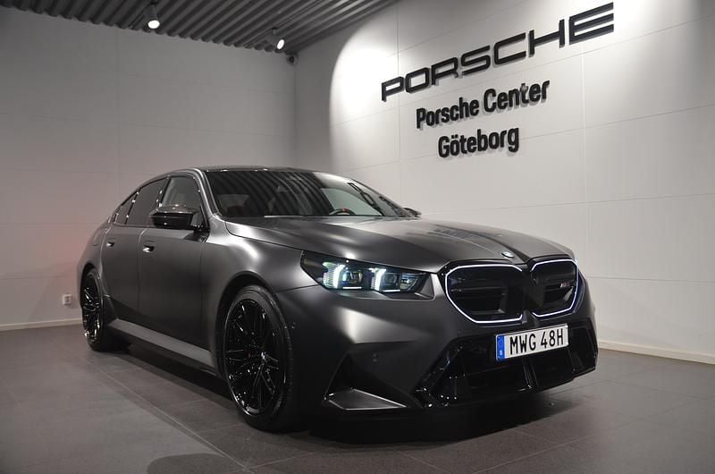 Begagnad BMW M5 Comfort Edition 2025 Grå Sedan