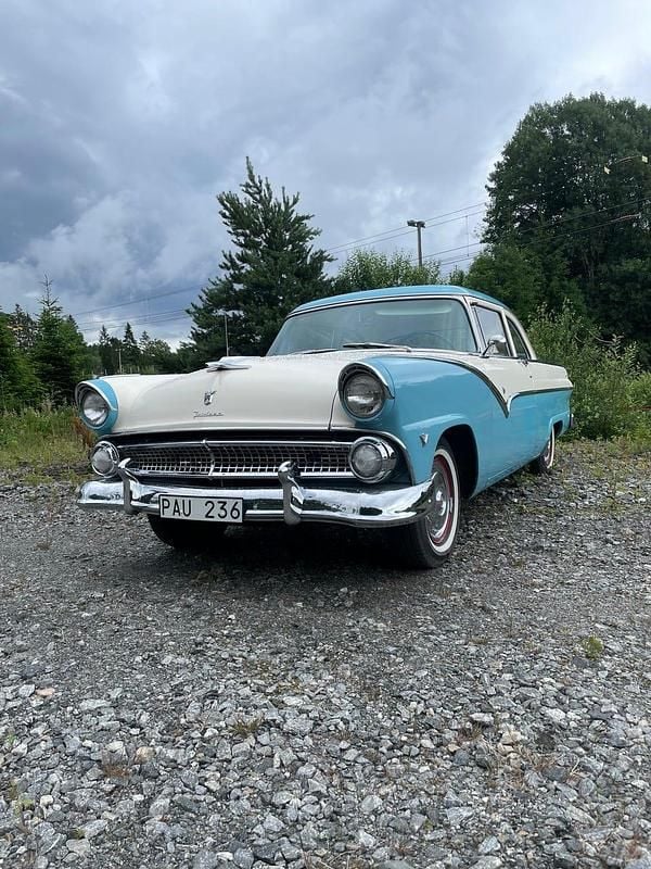 Begagnad Ford Fairlane 165 HK (121 kW) 1955 Blå/vit Sedan