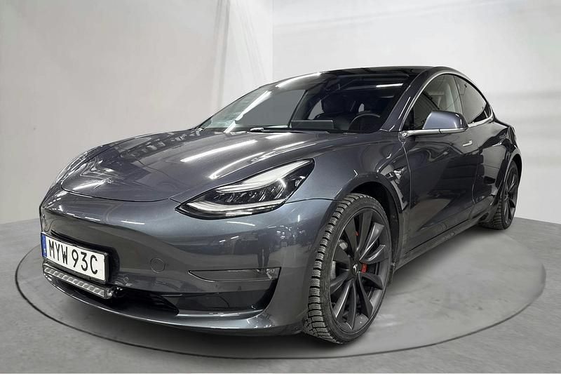 Grå Begagnad 2020 Tesla Model 3 Performance Sedan | 243 000 kr (Marknadspris) - Bild 1/4