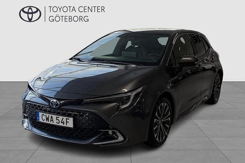 Mörkgrå Begagnad 2024 Toyota Corolla Hybrid Style Halvkombi | 299 900 kr (Marknadspris) - Bild 1/3