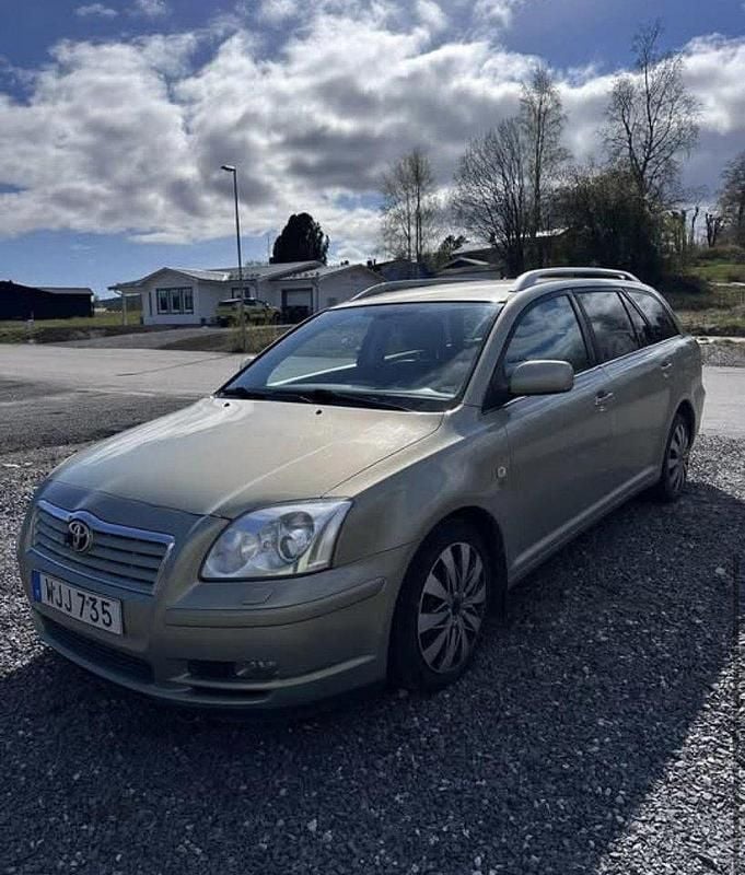 Grön Begagnad 2004 Toyota Avensis Kombi | 15 000 kr (Bra pris) - Bild 1/4