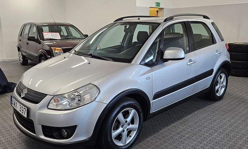 Silver Begagnad 2006 Suzuki SX4 Halvkombi | 69 900 kr (Dyr) - Bild 1/4